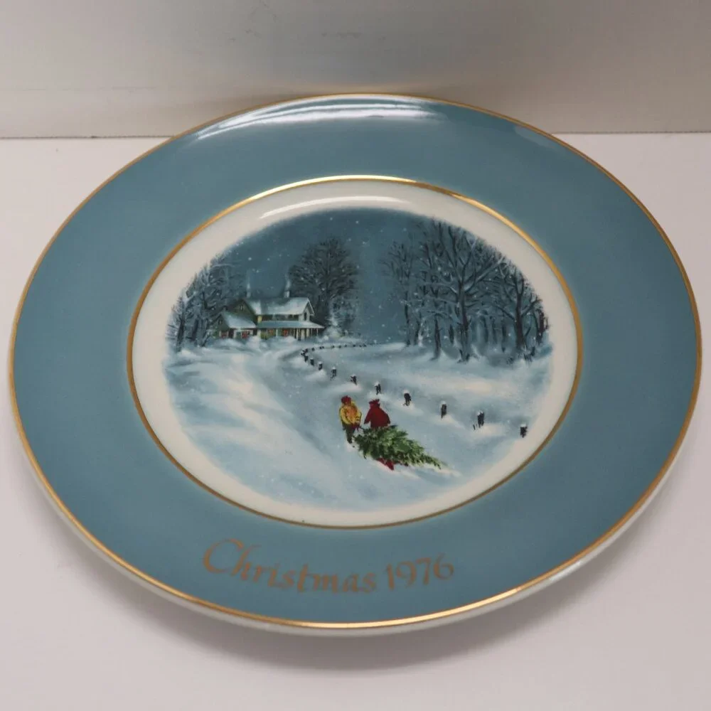 Avon Christmas Plate Bringing Home the Tree 1976 made by Enoch Wedgewood England